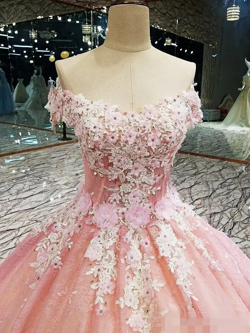 Różowe sukienki Quinceanera 2020 Najnowsze 3D Kwique aplikacje ręcznie robione kwiaty koraliki z ramion krótkie rękawy Prom Formal Evening Ball 286p