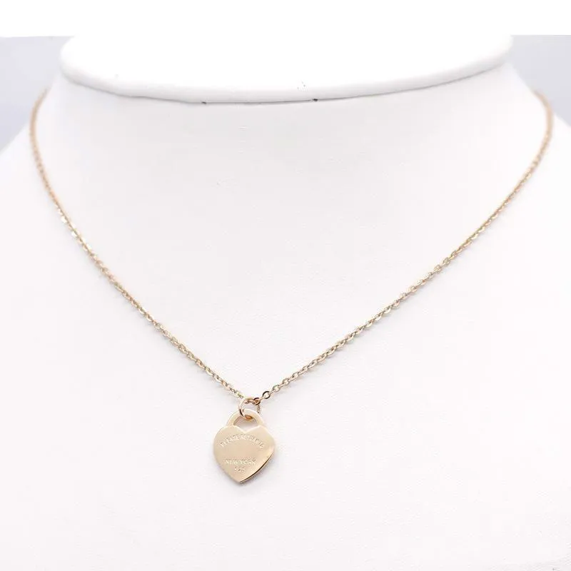 Joyería de acero inoxidable collar chapado en oro de 18 quilates cadena corta collar de corazón de plata colgante medallón collares cadenas para mujeres Coupl312n