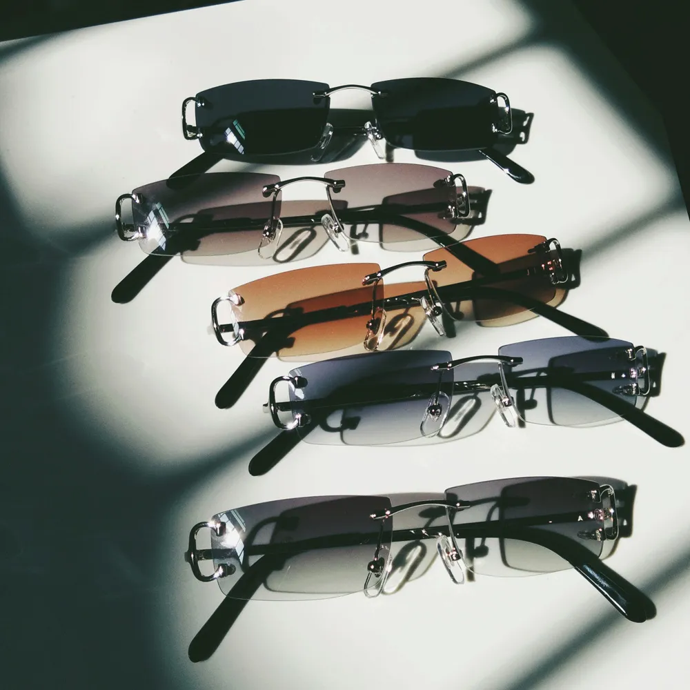 Luxus – Kleine, quadratische, randlose Sonnenbrille für Herren und Damen mit C-Dekoration, Drahtrahmen, Unisex, Luxusbrille für den Sommer, Outdoor, Trave241i