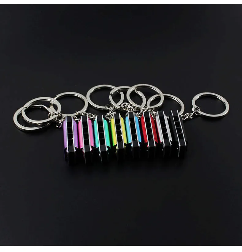 100 pièces métal 4 trous Mini Harmonica porte-clés enfants jouet porte-clés cadeaux pour enfants porte-clés sacs porte-clés Mobile Rings210r