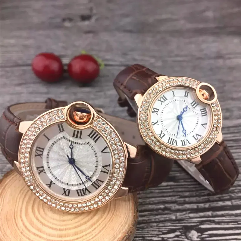 ファッションスタイルの女性は、男性が革のストラップダイヤモンドケースクォーツムーブメント腕時計を見て、光沢のある石のスプラッシュウォータープルーフ222xをアイスアウトします