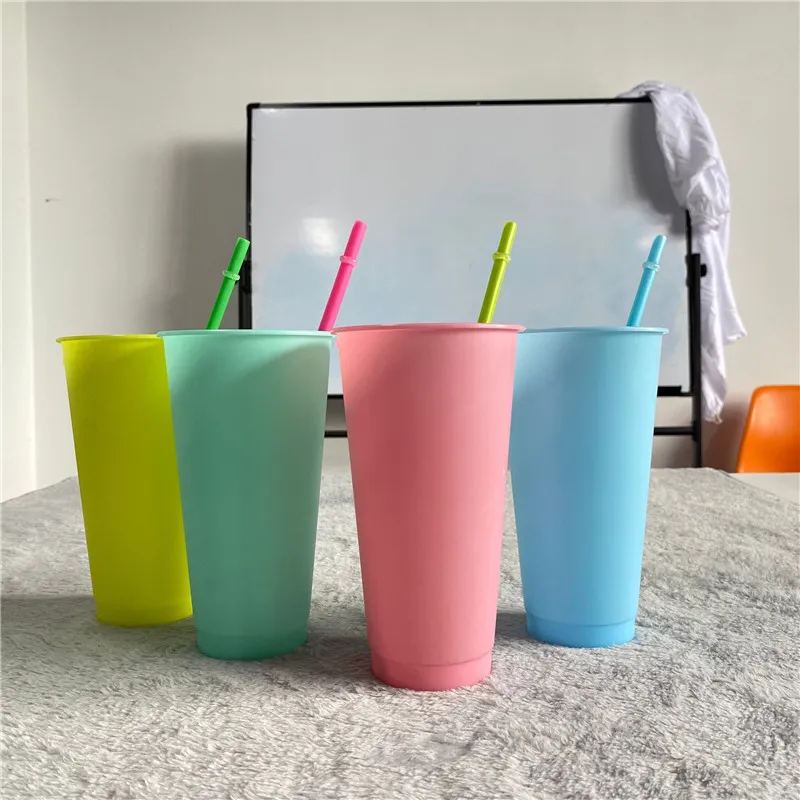 Tumbler 24oz 700ml Spot Çevre Koruma PP Sıcaklığa Duyarlı Soğutma Plastik Saman Kapalı Kahve Su Kupası Renk CH325C