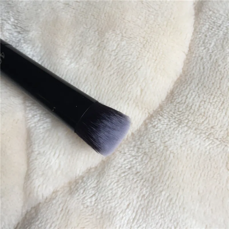 KVD Lock-It Edge Concealer Brush #40 _ 6