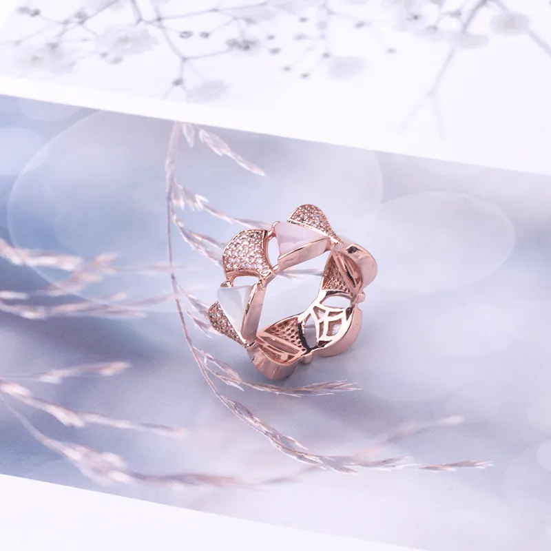 Gioielli di marca di moda di lusso Lady Ottone Bianco Madreperla con diamanti Settore Gonna a forma di anelli di fidanzamento in oro 18 carati256l