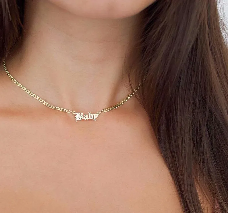 Anpassade namnhalsband för kvinnors mors dag typskylt hänge med kubansk kedjeår halsband gammalt engelska teckensnitt design guld st210g