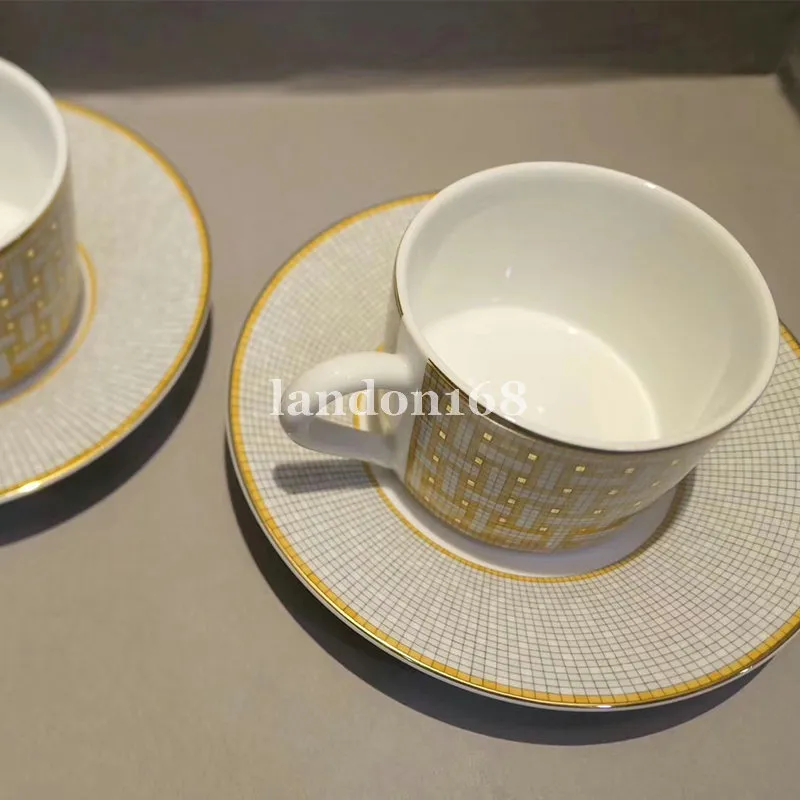 Klasyczny kości China Cup i spodek Ceramiczny zestaw kawowy Porcelanowa kawa i Zestaw Herbaciany Festiwal Festiwal Prezent 255V