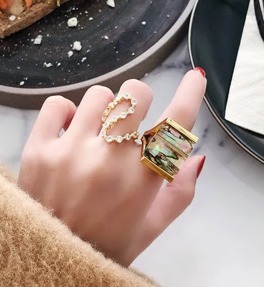 Fashion Luxury Colorful Shell Big anneaux pour les femmes Personnalité Géométric Square Statement Designer Ring Bijoux Top Quality Gifts231y