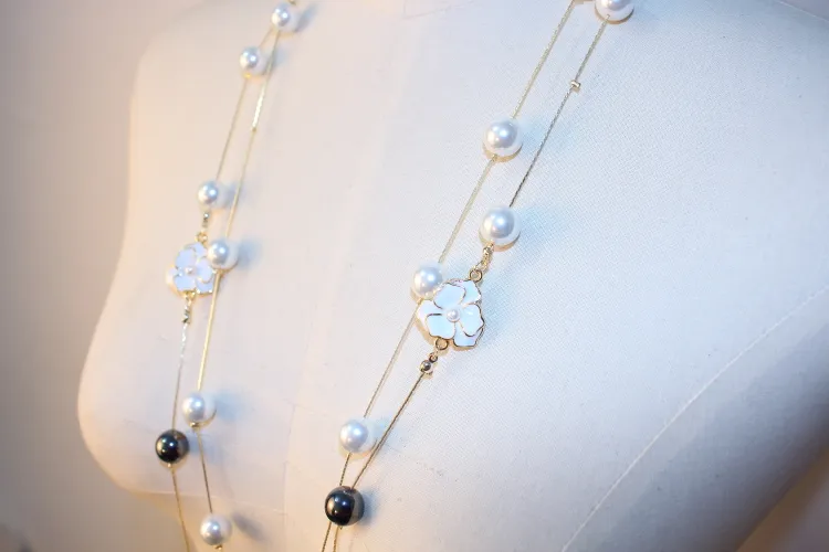 Whole-Designer Luksusowy klasyczny styl puste róże Eleganckie multi kolory jasne perły Długie sweter Naszyjnik dla kobiety248J