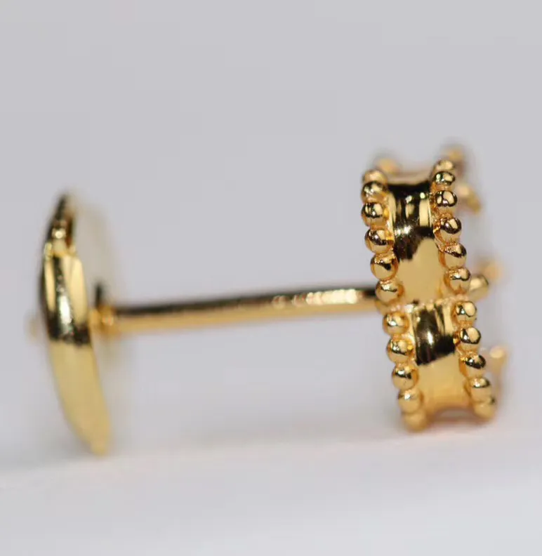 V matériel en or charme de qualité de luxe mini boucle d'oreille avec pierre de coquille naturelle pour les femmes cadeau de bijoux de fiançailles ont une boîte de timbre PS188k