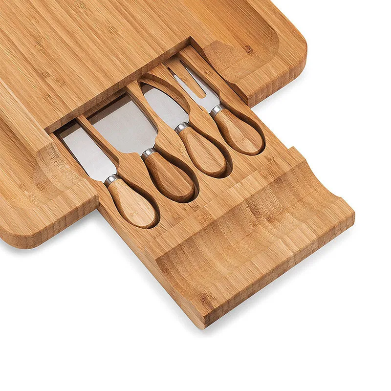 4 paslanmaz çelik bıçak ve servis eşyaları dahil olmak üzere slayt bıçağı çekmecesinde çatal bıçak takımı ile bambu peynir tahtası seti
