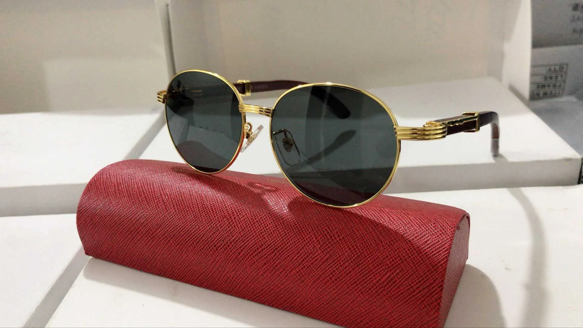 Nuevas gafas de sol redondas de moda para hombres Gafas de buffalo estilos de verano Attitud de soldado gafas de sol de madera con cajas de cajas190q