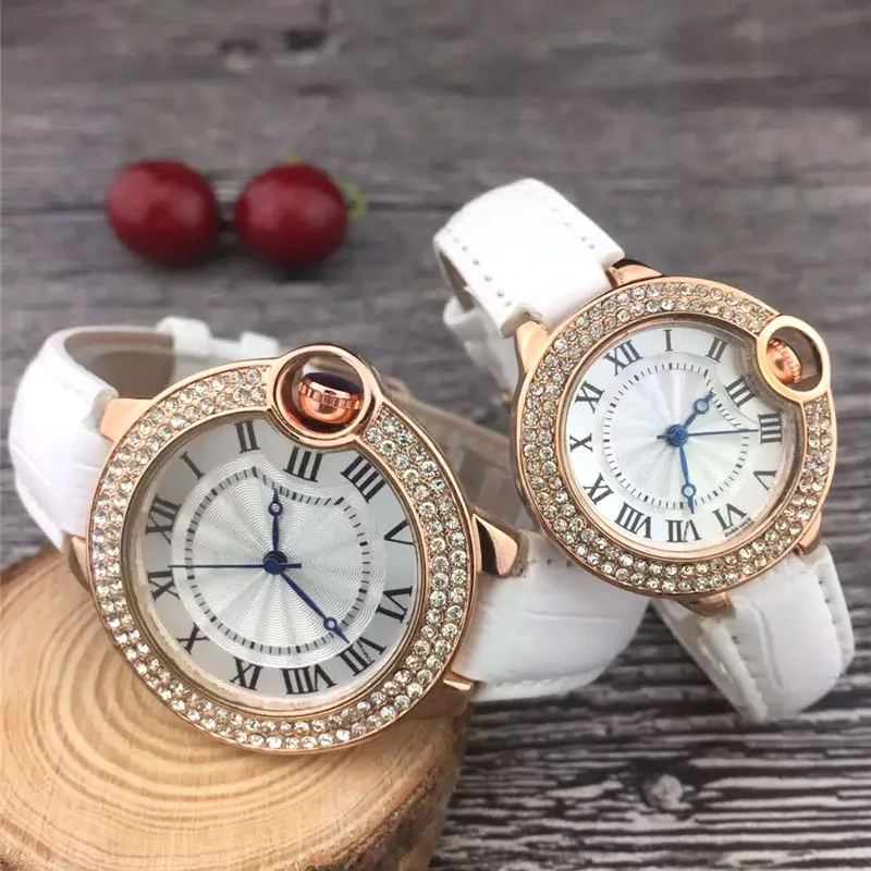 ファッションスタイルの女性は、男性が革のストラップダイヤモンドケースクォーツムーブメント腕時計を見て、光沢のある石のスプラッシュウォータープルーフ222xをアイスアウトします