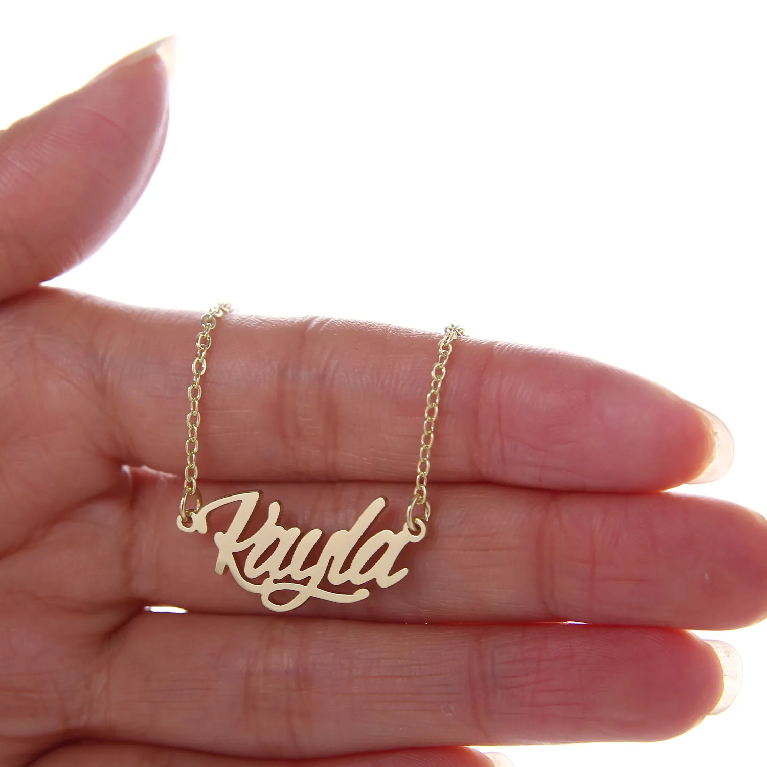 Ensemble de bracelets et colliers en acier inoxydable plaqué or 18 carats pour femmes Kayla Script Lettre Collier ras du cou en or Pendentif Plaque signalétique Cadeau pour elle