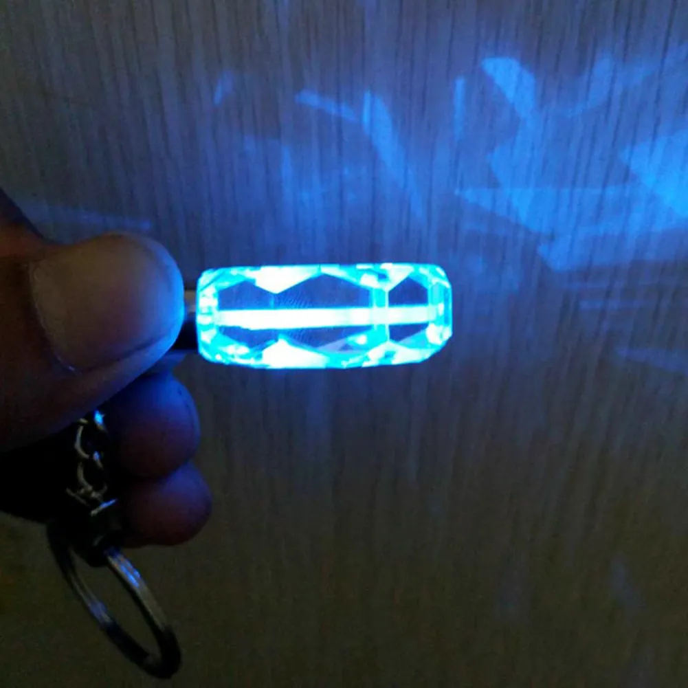 Modefärgstark LED -ljus luminerad nyckelskuren glas nyckelring biltangentkedjor nyckelhållare för VW Ford BMW3726924