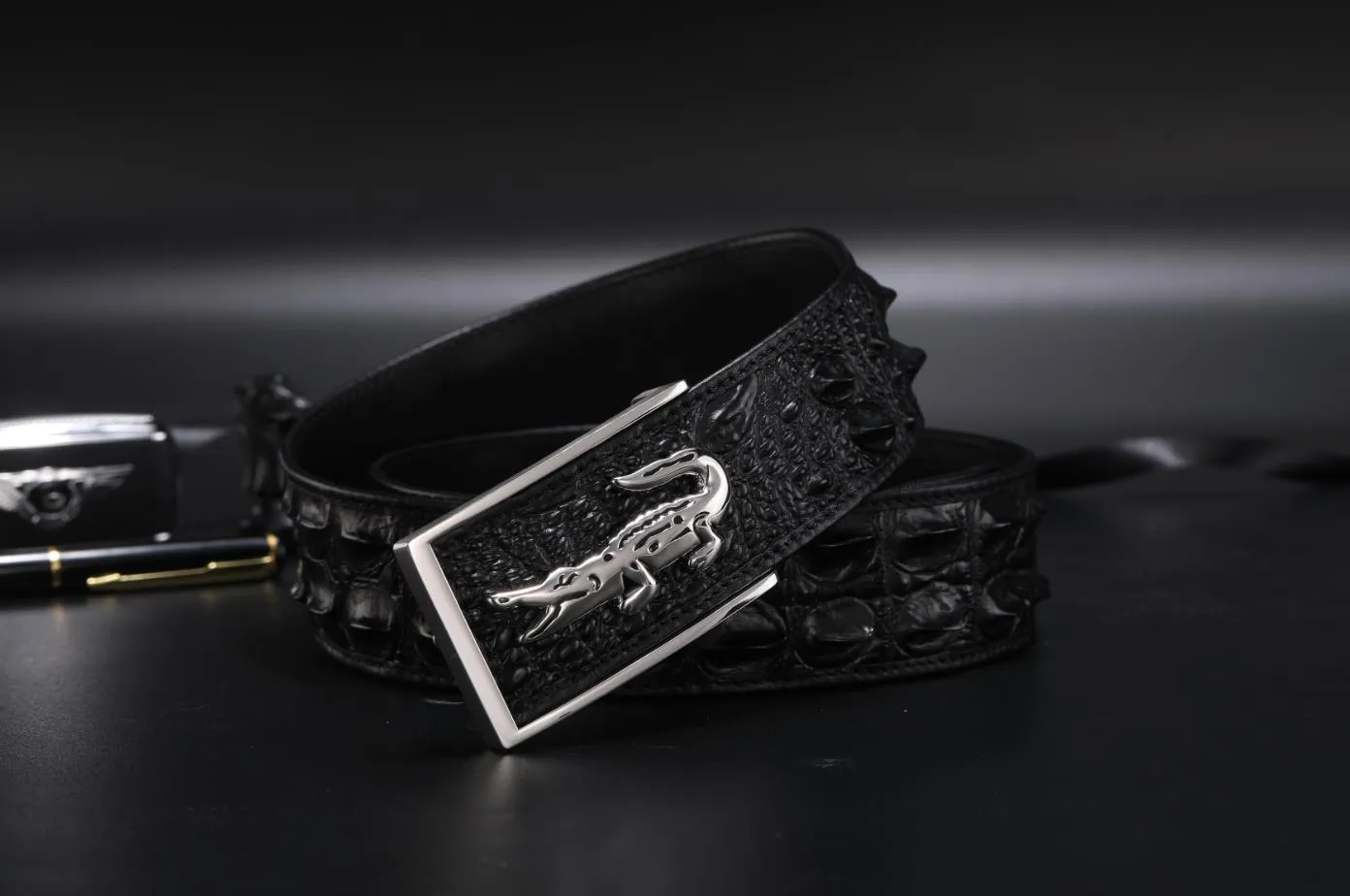 Cinturones de diseño para hombres de negocios y ocio a la moda, material de piel de cocodrilo, cinturón con hebilla lisa cualitativa de acero, ancho de 3, 8 cm269v