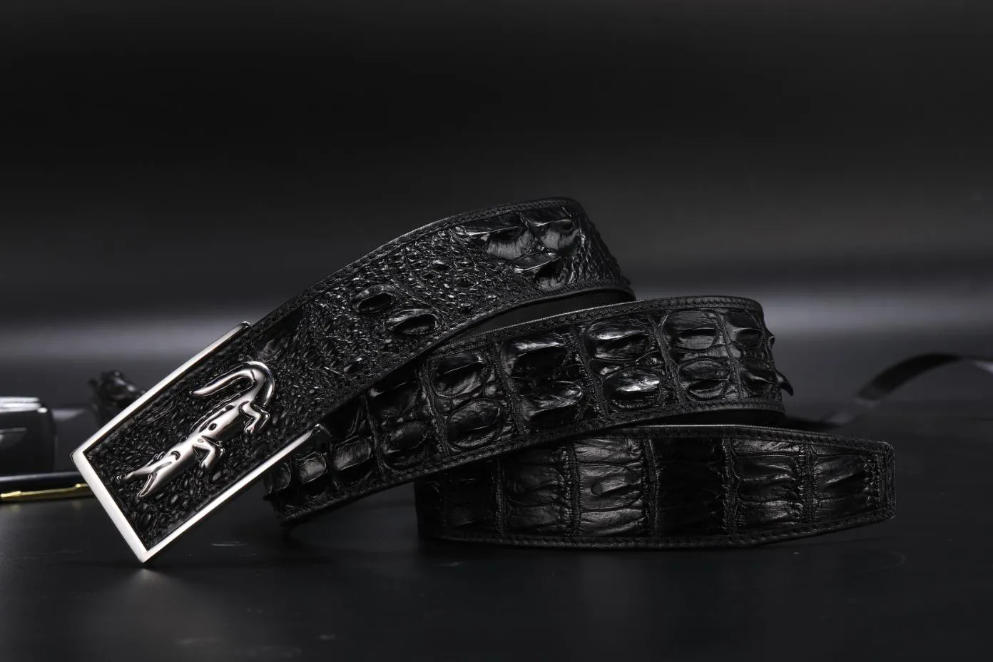 Mode Business und Freizeit Herren Designergürtel Krokodilleder Material Stahl qualitativ hochwertiger Gürtel mit glatter Schnalle Die Breite beträgt 3 8 cm2848