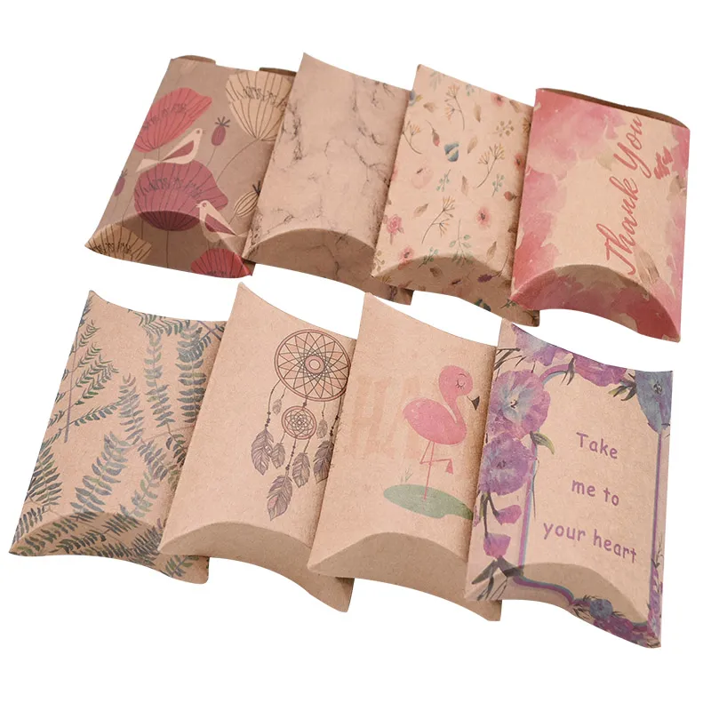 Geschenkverpakking 10 20 50 stuks multi-patronen bedrukte kraftpapier dozen schattige mini kussenvormige snoepzakken voor huwelijksgunsten doos verpakking310L