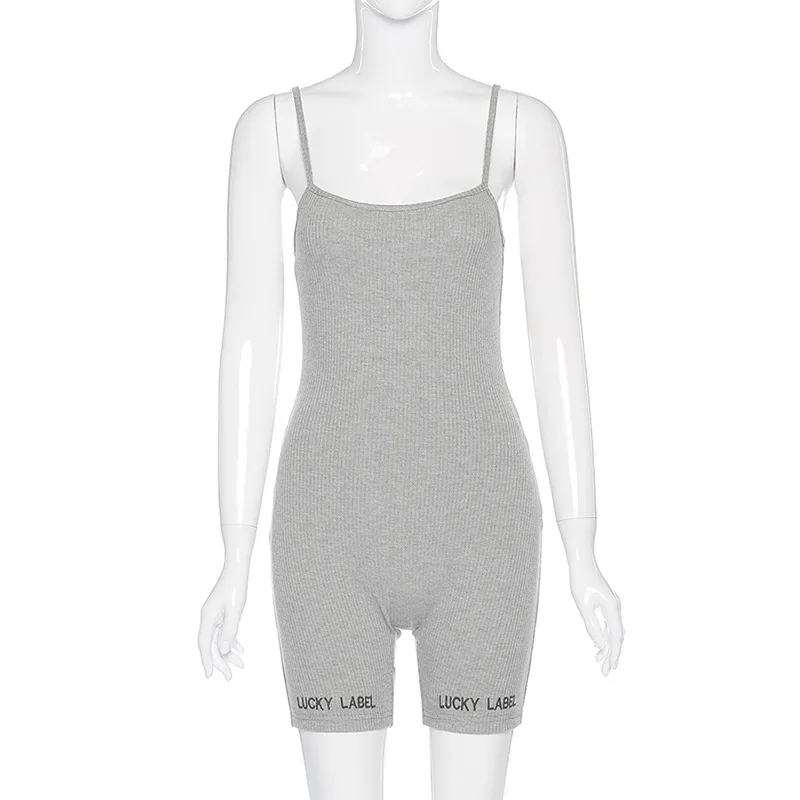 Summer Knit Rib Lucky Etiqueta Fitness Playsuit Sexy Spaghetti Correa Blanco Negro Gris Motorista Pantalones cortos Bodycon Rampers Mabado de mujeres T200824