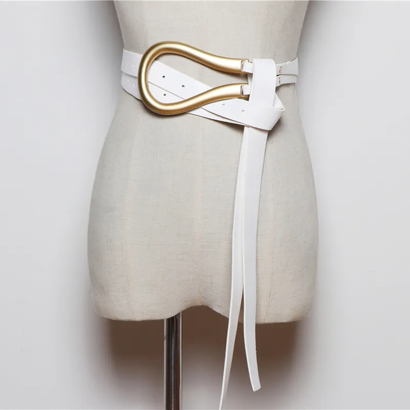 Designers Women Fashion Belts Högkvalitativa damer Big Horseshoe Buckle Leather Double Tassel Midjebälte för Coats237W