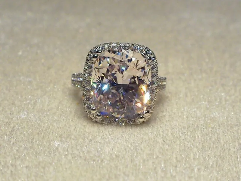 럭셔리 8ct 다이아몬드 링 14K 화이트 골드 쥬얼리 Moissanite Court 약혼 웨딩 밴드 반지를위한 신부 파티 액세서리 LJ2294R