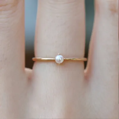 ZHOUYANG Ring für Damen, zarter Mini-Perlenring, dünner Ring, minimalistischer Grundstil, hellgelbe Goldfarbe, Modeschmuck, KBR0107696408