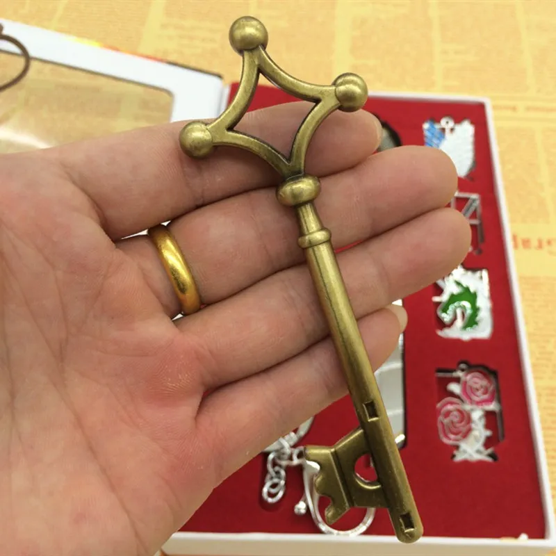 9st Ställ anime attack på Titan Badge Keychain Bronze Alloy Pendant Key Chain Shingeki No Kyojin Action Props Kids Gifts3264