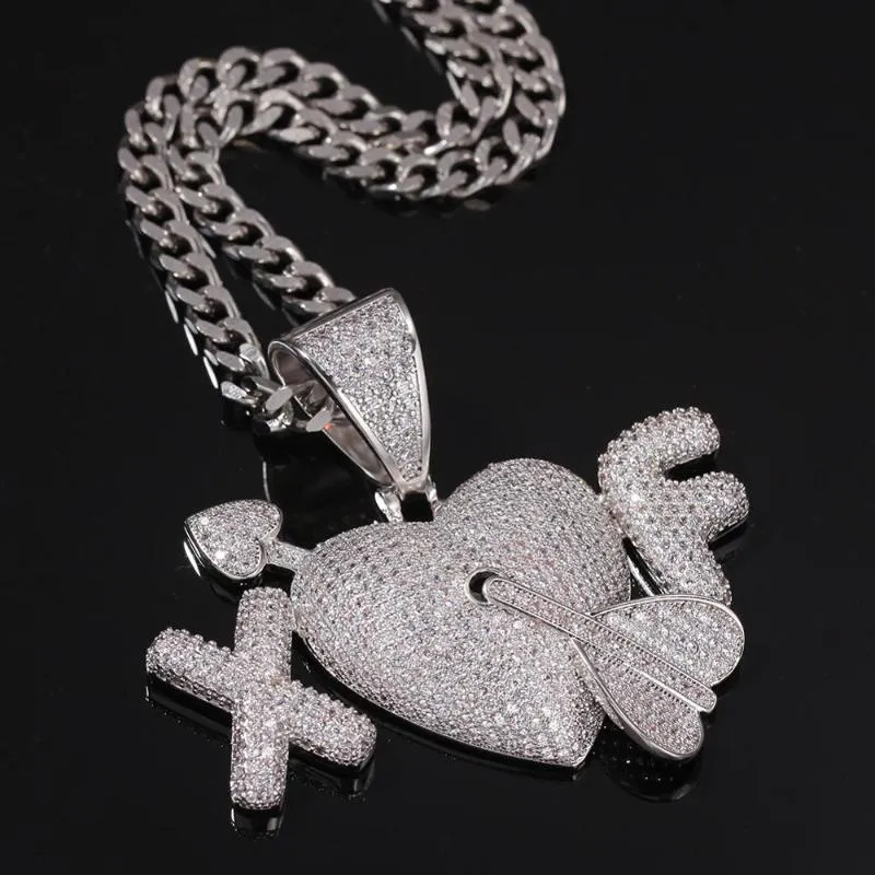 Collares colgantes Personalizado 2 letras Una flecha a través del collar del corazón Hip Hop Full Iced Out Cubic Zirconia Gold Sliver CZ Stone312O