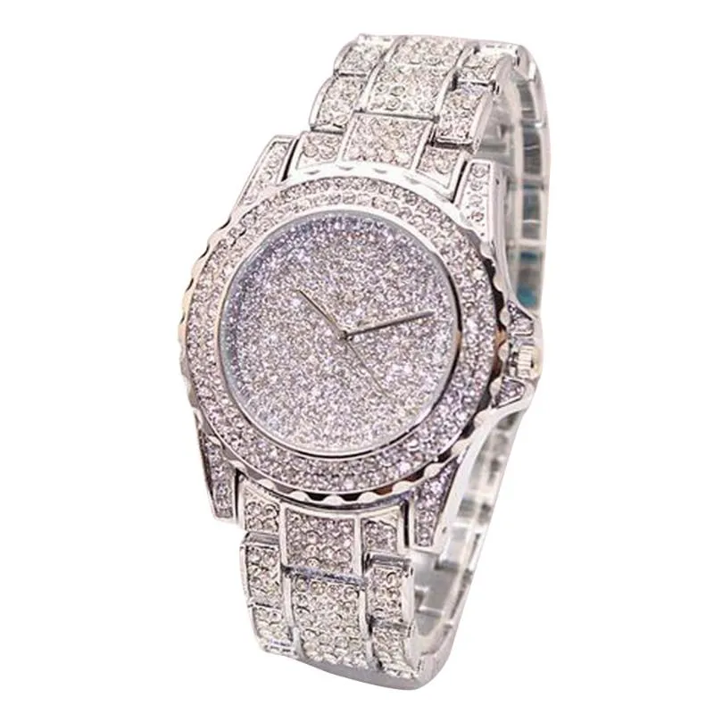 Luksusowe kobiety obserwują pełne dary ze stali nierdzewnej, patrzą na eleganckie kobiece kwarcowe zegarek1230U