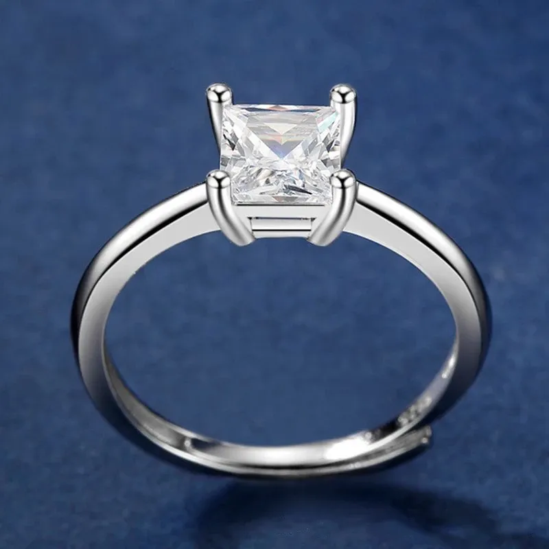 L'anello con diamante trasparente in pietra di gelso si riferisce all'anello unisex da matrimonio con zircone quadrato singolo in platino placcato argento S925