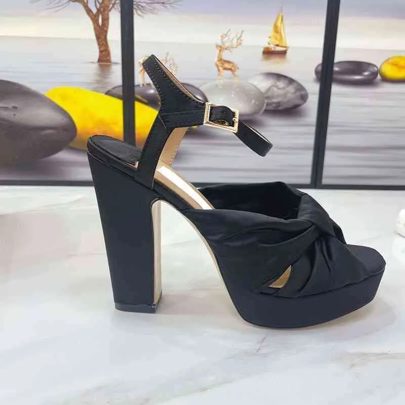샌들 아파트 로마 스타일 섹시한 하이힐 2022 새로운 하이힐 여성 신발 여름 샌들 블랙 플립 플롭 플럽 여성을위한 39 S 220314