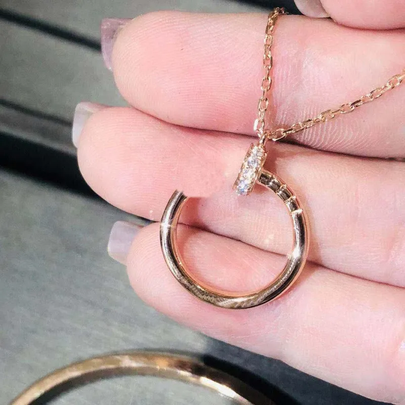 Ny stil diamantguld silverhänge halsband för män och kvinnor modedesigner design rostfritt stål nagel smycken236r