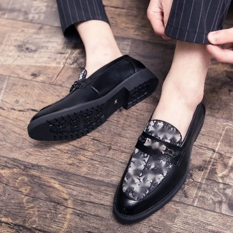 PU Läder Loafer Grund Klassisk Svart 2021 Nya Män Skor Vår Höst Slip on Round Toe Casual Business Skor Utomhus Bekväm Kortfattad DH603