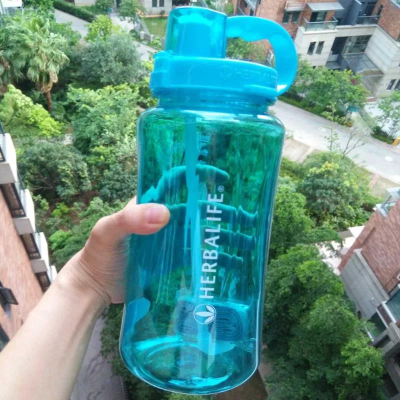 2000 ml 64oz milieuvriendelijke plastic waterfles in voorraad items Volwassenen Handgrip Sport Sport klimmen Hiking Herbalife fles252B