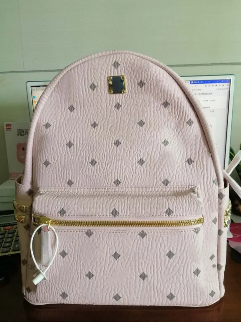 Topkwaliteit klassieke mode Koreaanse versie Punk Rivet School Tassen reizen Male en vrouwelijke student Backpack298A