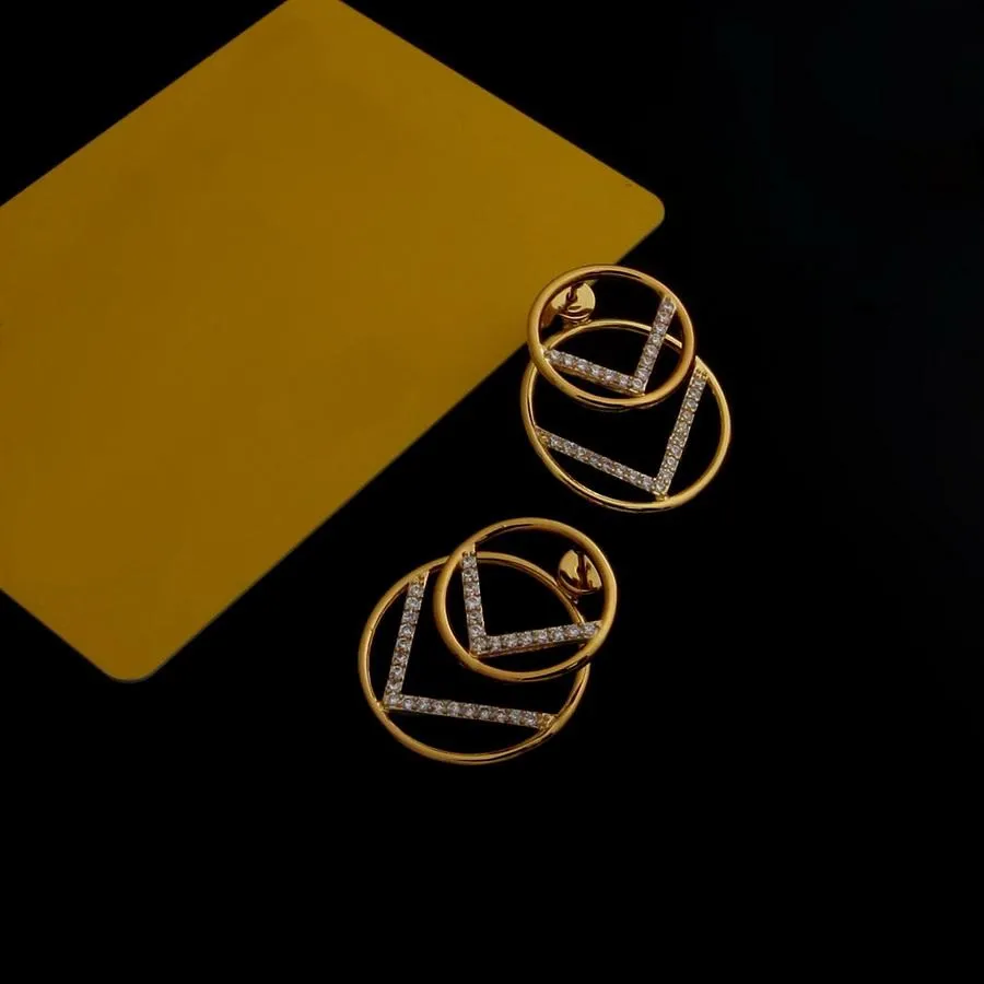 Europa America estilo moda lady feminina feminina dourada hardware gravado letra hollow double círculo de diamantes breolos de garanhão 268y