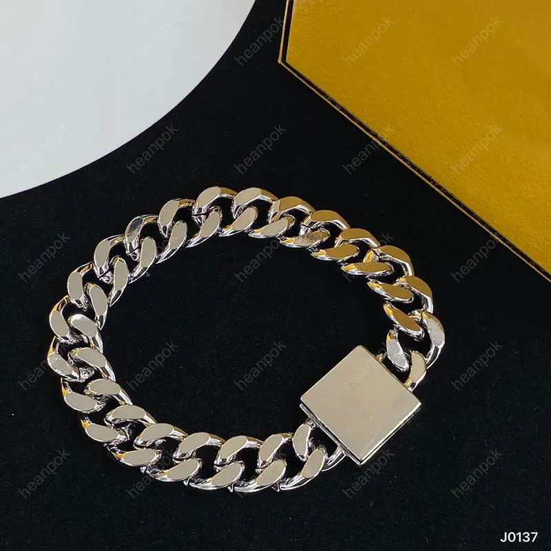 Mens Silver Bracelet Designer Bijoux Luxurys Lettres Bracelets Pour Femmes Marque Chaîne En Acier Pendentif Amour Bracelet Haute Qualité Nouveau 22012306R