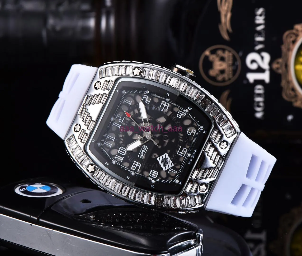 Skull Sport Diamond M￤n Kvinnor Titta p￥ modeuppringning Inlaid Drill Mens Quartz Watches 210C