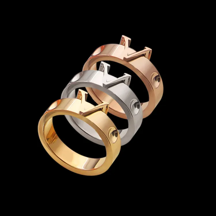 Europa Amerika Neue Stil Männer Dame Frauen Titan Stahl Geprägte V Initialen Liebhaber Ringe Geschenk 3 Farbe Größe US6-US9277q