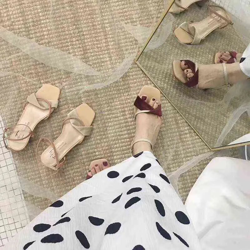 2022 Ny koreansk stil Design Elegant En linje Cross Belt Suede Sandaler Bekväma Middle Heel Mångsidiga Romerska Sandaler Kvinnor