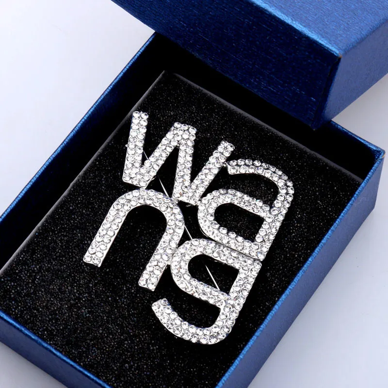 Блестящий анета -хранение женщин Wang Letter Pin Brooch Trending мод