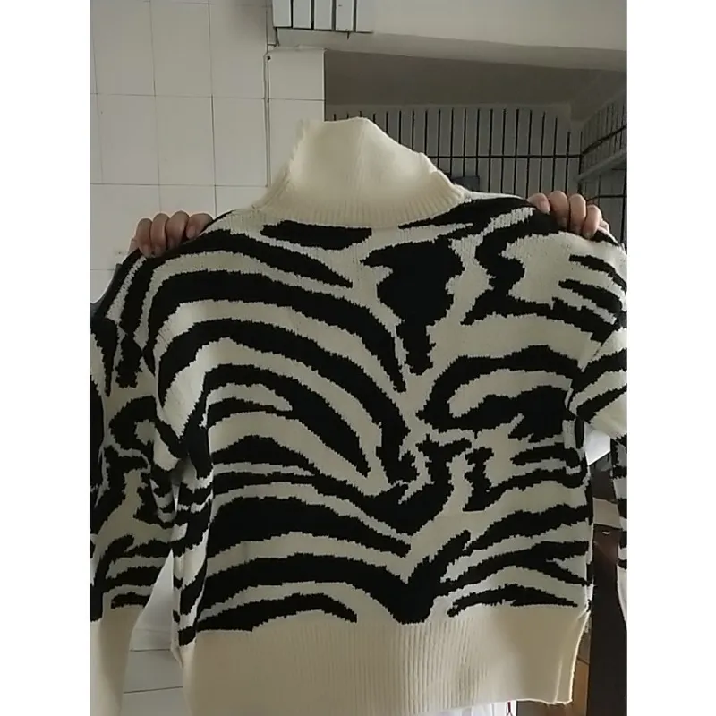 DEAT Autumn Fashion Women Pullover Zebra Mönster Sticked tröja full ärm Turtleneck Casual Wild Warm TX191 201130