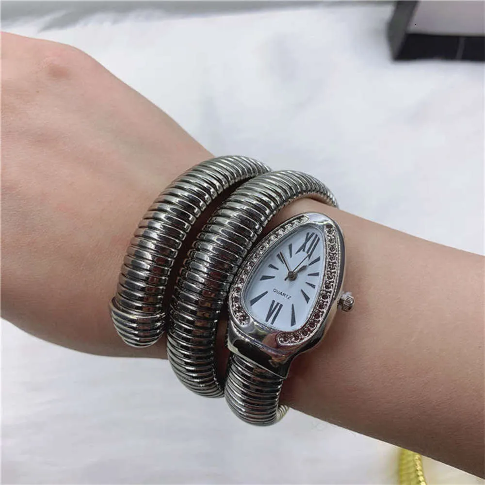 Bekijk veelzijdige dames039S Creative Snake Bracelet Personality Quartz Bekijk nieuwe trend cadeau Gold Snake Watch6667431