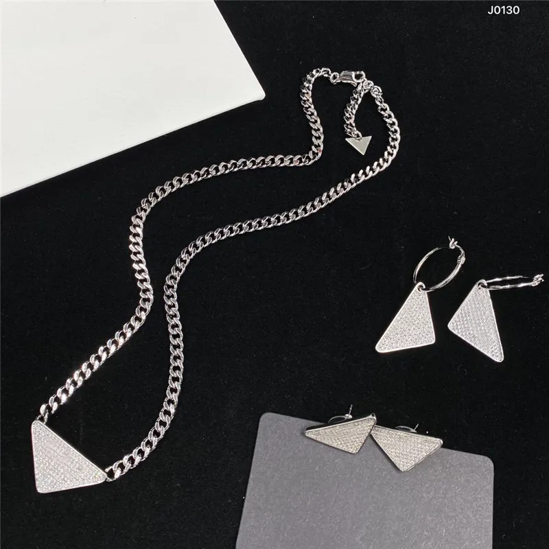 Collier de créateur plein de diamants, étiquette triangulaire, pendentif, boucles d'oreilles à pampilles, clous en strass, bijoux 303C