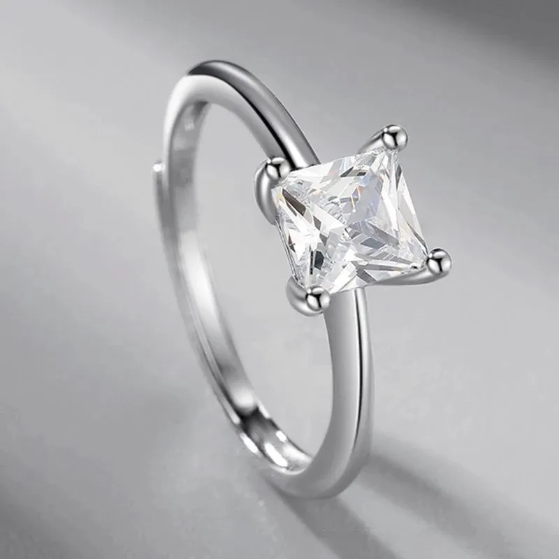 Der transparente Diamantring aus Maulbeerstein bezieht sich auf einen mit S925-Silber plattierten, mit Platin besetzten einzelnen quadratischen Zirkon-Hochzeits-Unisex-Ring