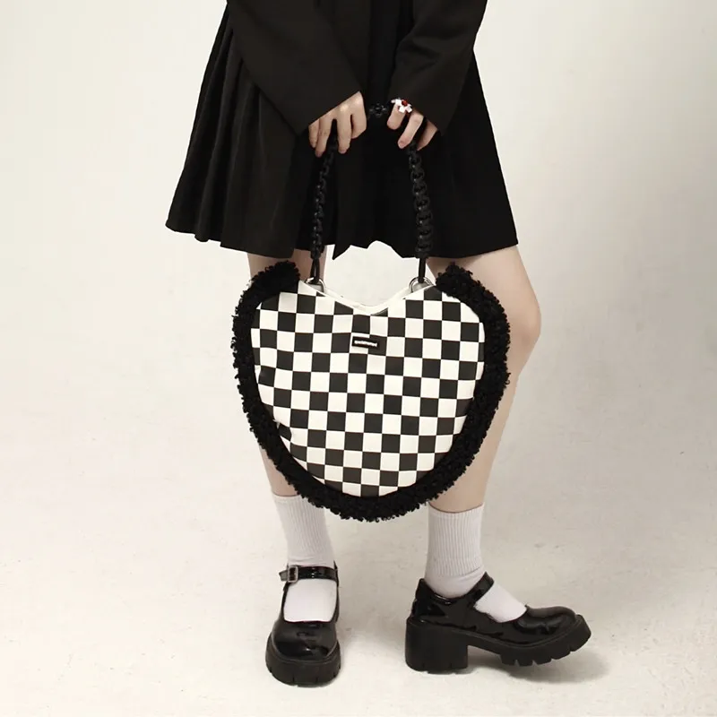 Sweet Cool Ivy Style Handväska Kvinnlig nischdesign Morigirl Spicegirl Crossbody Bag 2024 Ny Checkerboard hjärtformade underarmsäckar Kvinnor axelväska