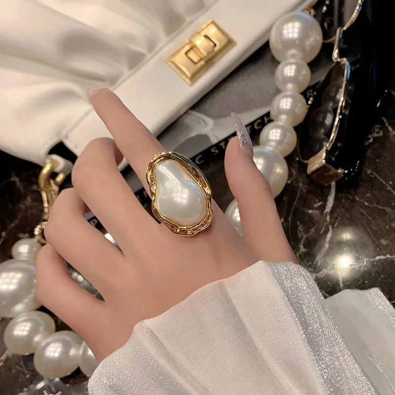 Moda Lekkie Luksusowe Retro Niszowe Projekt Pearl Pierścień Zimny ​​Pierścionek Wiatrowy Kobiece Akcesoria Biżuteria CX220310