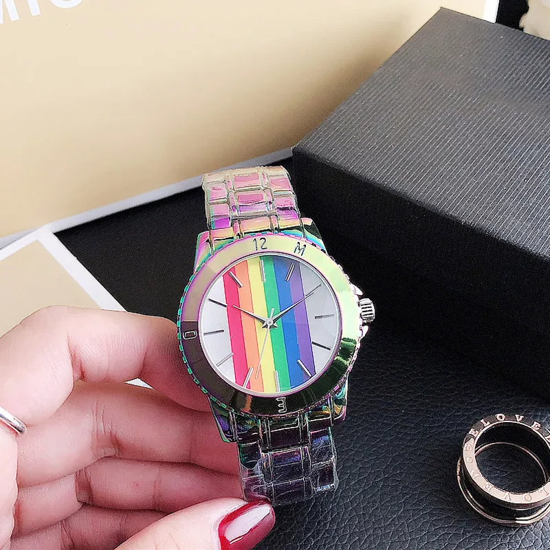 Marken-Quarz-Armbanduhren für Männer, Frauen, Mädchen, Regenbogenfarben, bunter Stil, Matel-Stahlbanduhr M93215z