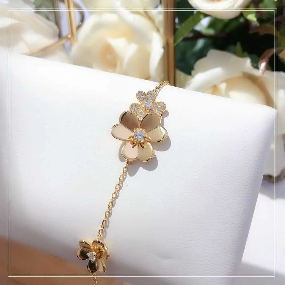 S925 prata esterlina banhada a ouro 18 quilates três flores pulseira feminina de alta qualidade O presente de flor dourada