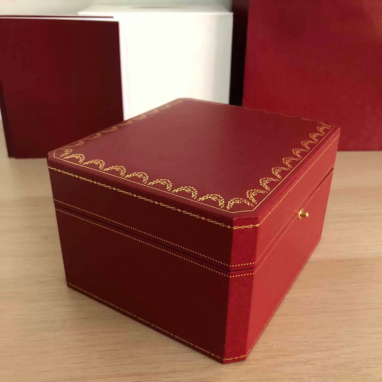 Olika klockor Box Collector Luxury Quality High End Wood för broschyrkort Tag File Bag Män Titta på röda lådor Gift278i