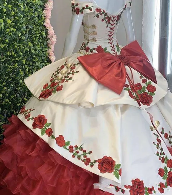 Prachtige Goud Rood Groen Borduren Quinceanera Jurken Charro Uit De Schouder Strik Tiered Satijnen Baljurk Prom Dress 7th Grade211R